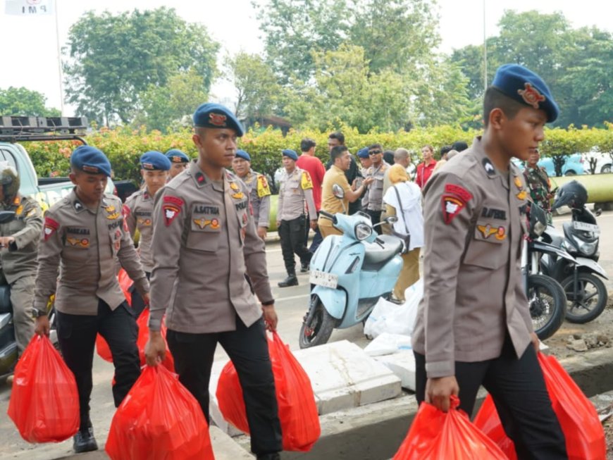 Dapur Lapangan Brimob Siapkan Makanan bagi Warga Terdampak