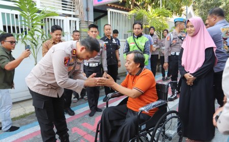 Sentuh Hati! Aksi Cepat Polres Gresik Selamatkan Ekonomi Keluarga Driver Ojol Korban Kecelakaan